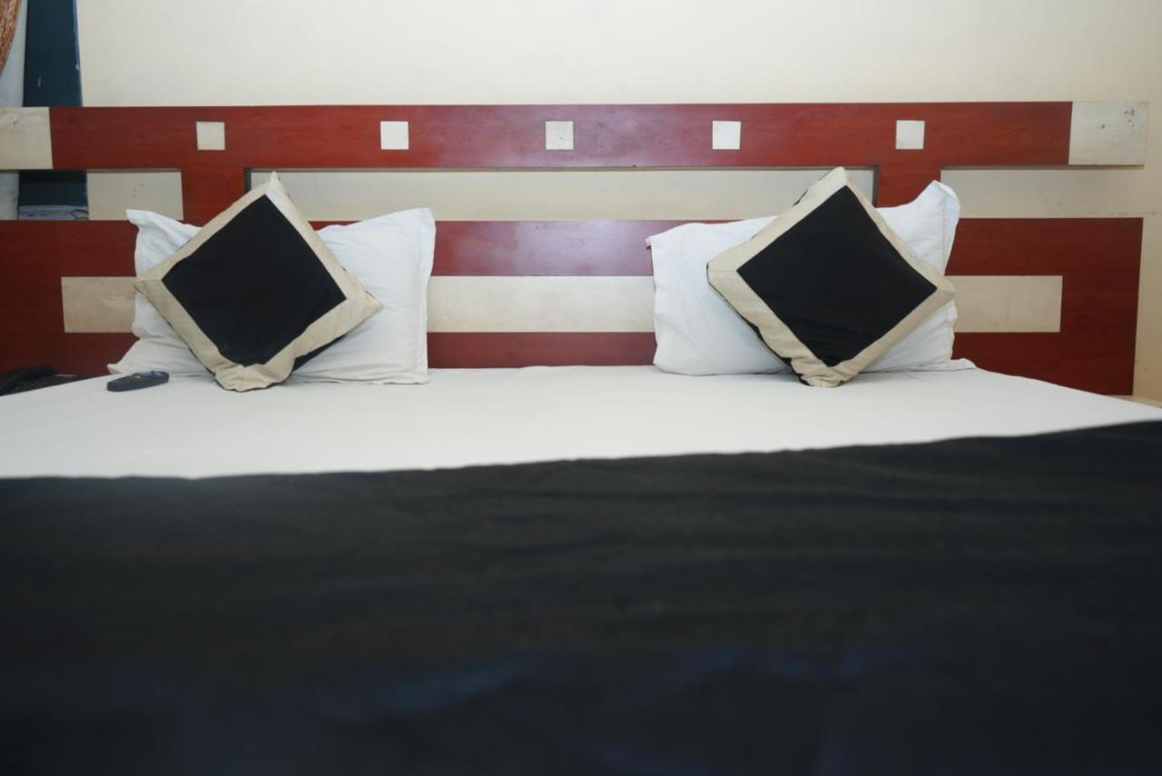 Hotel Nirmal Palace Kanpur Exterior photo