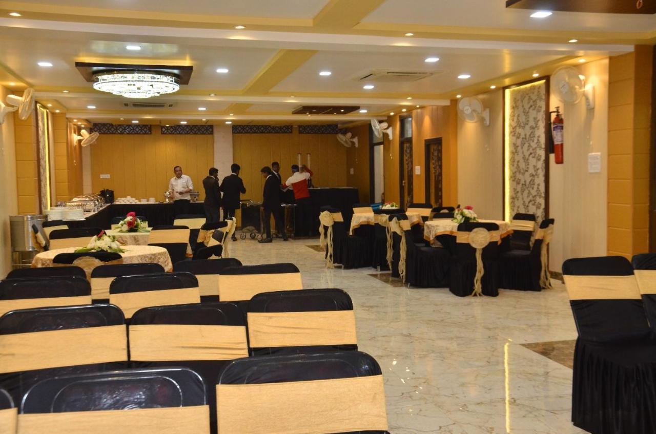 Hotel Nirmal Palace Kanpur Exterior photo